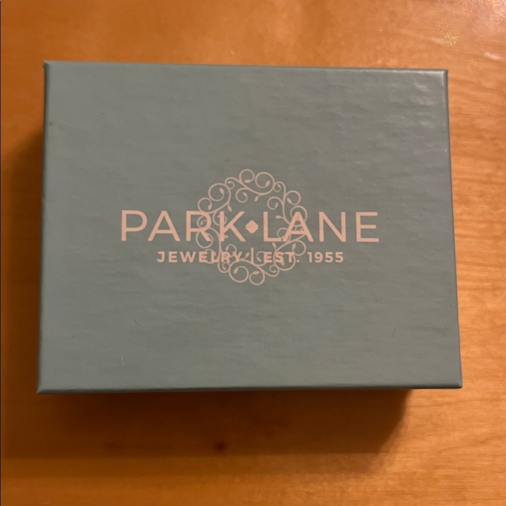 Park Lane jewelry gold toe necklace with mother of pearl type center - Picture 4 of 4